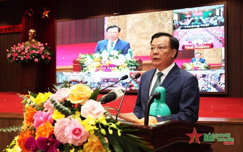 Bí thư Thành ủy Hà Nội Đinh Tiến Dũng đối thoại với đại biểu phụ nữ Thủ đô